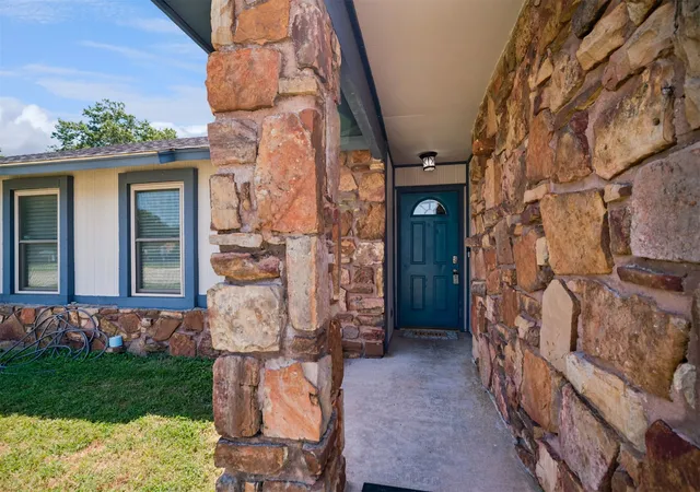 Photo 3 of Sale Pending at 1305 W Waco St, Broken Arrow, OK 74011 | MLS# 2630443 | Listing updated on 2026-09-08