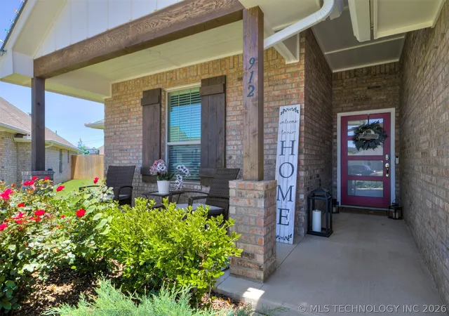 Photo 3 of Single family home for sale at 912 E Fulton Ct, Broken Arrow, OK 74012 | MLS# 2630860 | Listing updated on 2026-09-14