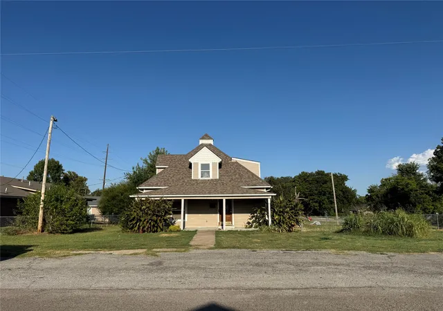 Photo 2 of Single family home for sale at 303 N Adams St, Sapulpa, OK 74066 | MLS# 2630832 | Listing updated on 2026-09-08