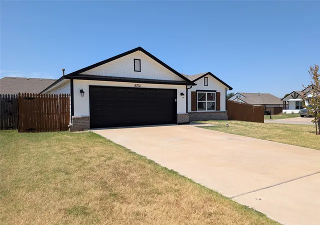 Photo 2 of Sale Pending at 8702 S 254th Eastavenue, Broken Arrow, OK 74014 | MLS# 2630720 | Listing updated on 2026-09-13