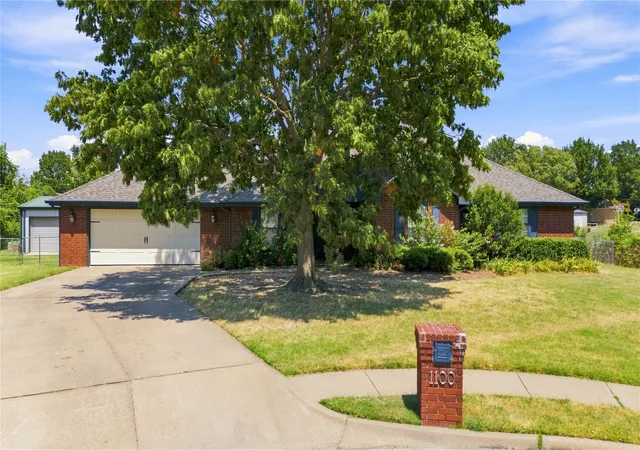 Photo 1 of Sale Pending at 1100 Se Manor Dr, Bartlesville, OK 74006 | MLS# 2630062 | Listing updated on 2026-09-11