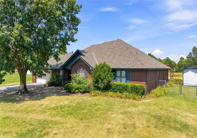 Photo 2 of Sale Pending at 1100 Se Manor Dr, Bartlesville, OK 74006 | MLS# 2630062 | Listing updated on 2026-09-11