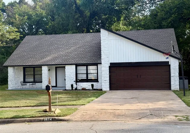 Photo 1 of Sale Pending at 1824 S Umbrella Ct, Broken Arrow, OK 74012 | MLS# 2630845 | Listing updated on 2026-09-29
