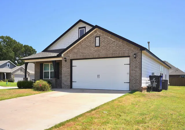Photo 2 of Single family home for sale at 2005 W Fredericksburg Ct, Broken Arrow, OK 74011 | MLS# 2628664 | Listing updated on 2026-09-13