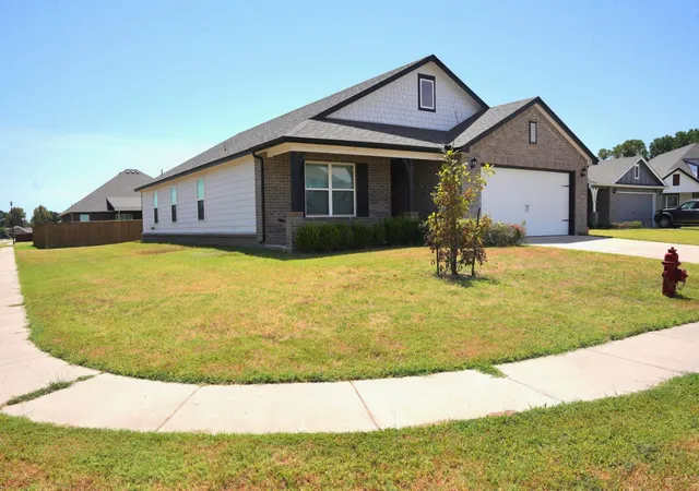 Photo 3 of Single family home for sale at 2005 W Fredericksburg Ct, Broken Arrow, OK 74011 | MLS# 2628664 | Listing updated on 2026-09-13