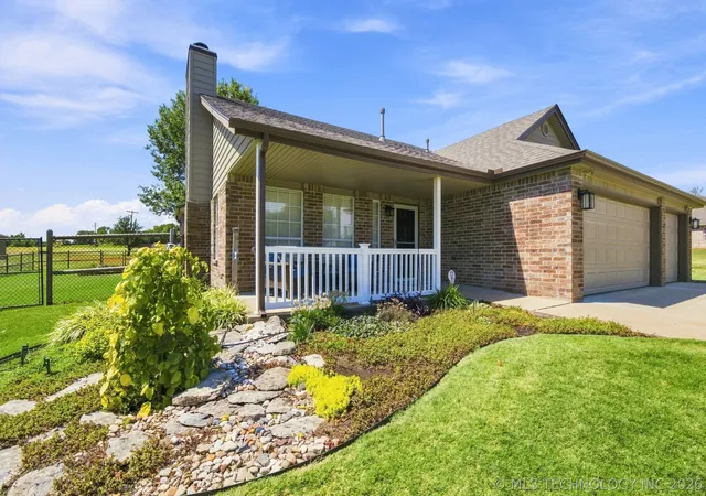 Photo 2 of Single family home for sale at 11650 Skyline Dr, Collinsville, OK 74021 | MLS# 2630500 | Listing updated on 2026-09-11