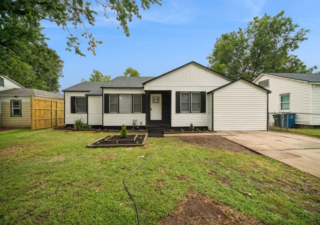 Photo 2 of Sale Pending at 2542 E Newton Pl, Tulsa, OK 74110 | MLS# 2630275 | Listing updated on 2026-09-04