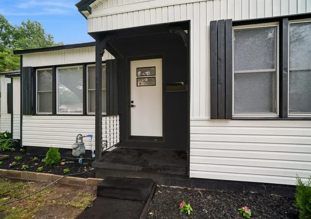 Photo 3 of Sale Pending at 2542 E Newton Pl, Tulsa, OK 74110 | MLS# 2630275 | Listing updated on 2026-09-04