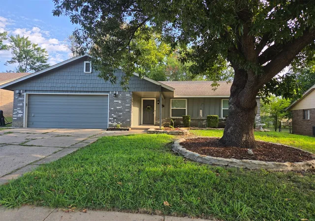 Photo 1 of Single family home for sale at 216 W Austin St, Broken Arrow, OK 74011 | MLS# 2631089 | Listing updated on 2026-09-14