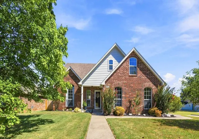 Photo 1 of Sale Pending at 6404 E Galveston St, Broken Arrow, OK 74014 | MLS# 2631092 | Listing updated on 2026-09-08