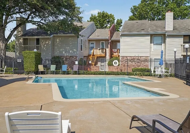 Listing Photo 2 - Condo for sale in building located at 2701 S Juniper Ave, Broken Arrow, OK 74012 - Unit #210 u