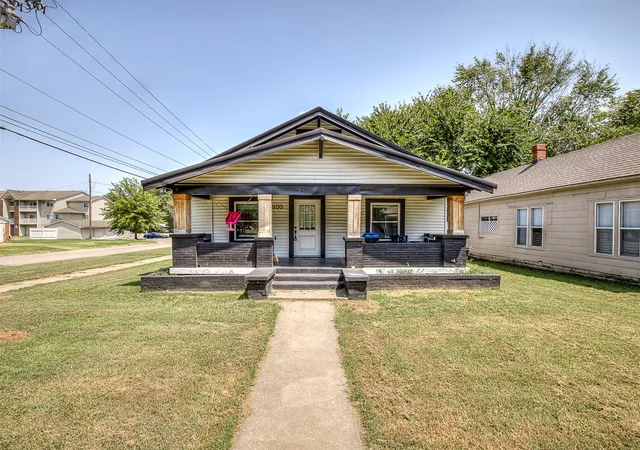 Photo 1 of Single family home for sale at 800 S Seneca Ave, Bartlesville, OK 74003 | MLS# 2631051 | Listing updated on 2026-08-29