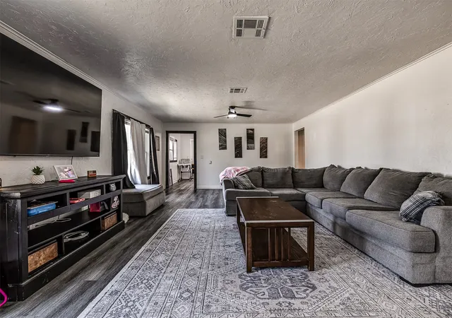 Photo 2 of Single family home for sale at 800 S Seneca Ave, Bartlesville, OK 74003 | MLS# 2631051 | Listing updated on 2026-08-29