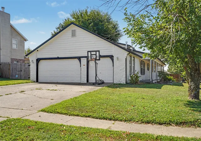 Photo 4 of Single family home for sale at 1105 N 84Th St, Broken Arrow, OK 74014 | MLS# 2631171 | Listing updated on 2026-08-31