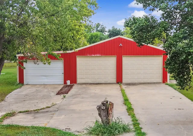 Photo 3 of Single family home for sale at 1915 S Lenapah Ave, Skiatook, OK 74070 | MLS# 2631182 | Listing updated on 2026-09-17