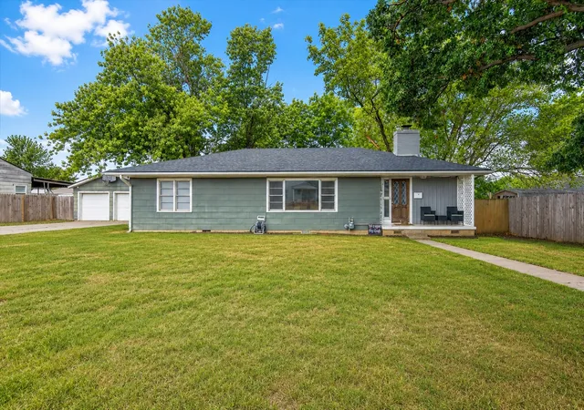 Photo 1 of Single family home for sale at 211 Se Queenstown Ave, Bartlesville, OK 74006 | MLS# 2631047 | Listing updated on 2026-09-09