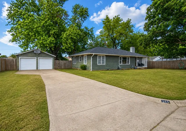 Photo 3 of Single family home for sale at 211 Se Queenstown Ave, Bartlesville, OK 74006 | MLS# 2631047 | Listing updated on 2026-10-04