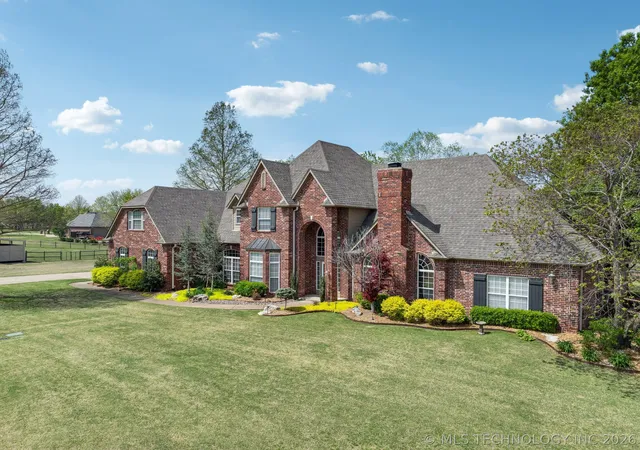 Photo 2 of Single family home for sale at 24120 S Meadowview Ct, Claremore, OK 74019 | MLS# 2630775 | Listing updated on 2026-08-30