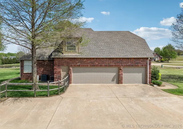 Photo 4 of Sale Pending at 24120 S Meadowview Ct, Claremore, OK 74019 | MLS# 2630775 | Listing updated on 2026-09-22