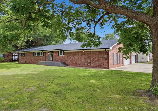 Photo 2 of Single family home for sale at 219 E Ozark St, Morris, OK 74445 | MLS# 2631280 | Listing updated on 2026-09-20