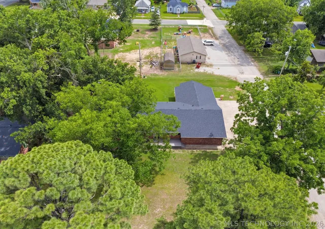 Photo 3 of Single family home for sale at 219 E Ozark St, Morris, OK 74445 | MLS# 2631280 | Listing updated on 2026-09-20