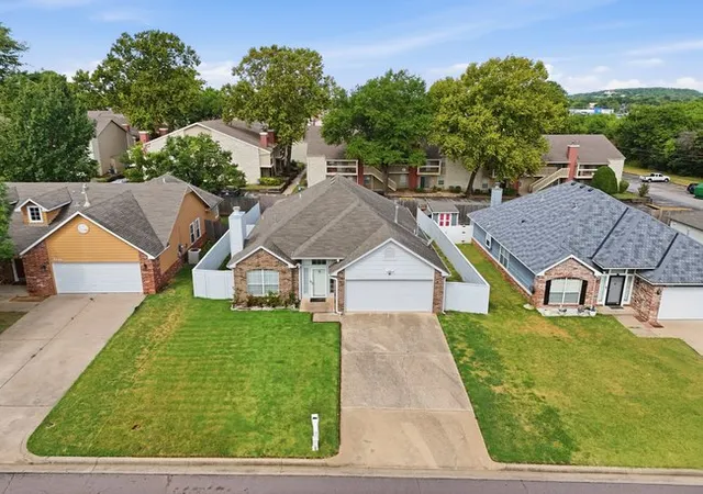 Photo 3 of Sale Pending at 9252 S 85th Eastavenue, Tulsa, OK 74133 | MLS# 2631140 | Listing updated on 2026-08-31