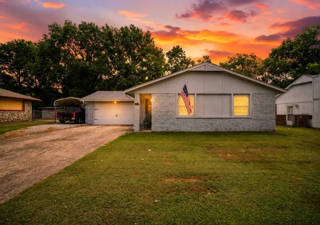 Photo 1 of Sale Pending at 1813 Surrey Dr, Pryor, OK 74361 | MLS# 2630945 | Listing updated on 2026-09-22