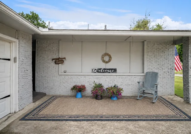 Photo 2 of Sale Pending at 1813 Surrey Dr, Pryor, OK 74361 | MLS# 2630945 | Listing updated on 2026-09-22