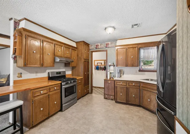Photo 3 of Sale Pending at 1813 Surrey Dr, Pryor, OK 74361 | MLS# 2630945 | Listing updated on 2026-09-22
