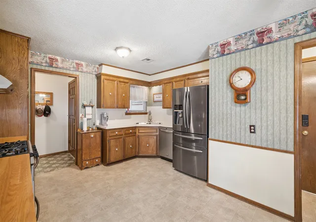 Photo 4 of Sale Pending at 1813 Surrey Dr, Pryor, OK 74361 | MLS# 2630945 | Listing updated on 2026-09-22
