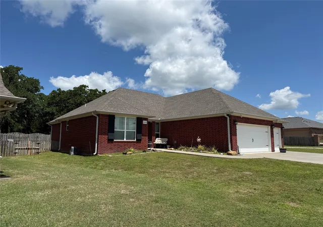 Photo 2 of Single family home for sale at 1001 Stone Creek, Ardmore, OK 73401 | MLS# 2631236 | Listing updated on 2026-09-01
