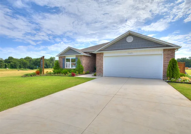 Photo 2 of Sale Pending at 7017 S Lions Ave, Broken Arrow, OK 74011 | MLS# 2631441 | Listing updated on 2026-09-02