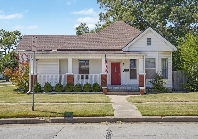 Photo 1 of Sale Pending at 422 S Poplar St, Sapulpa, OK 74066 | MLS# 2631350 | Listing updated on 2026-09-14