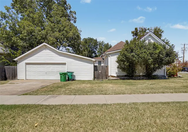 Photo 3 of Sale Pending at 422 S Poplar St, Sapulpa, OK 74066 | MLS# 2631350 | Listing updated on 2026-09-14