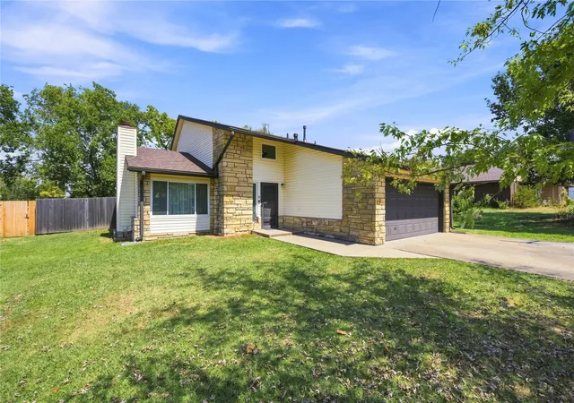 Photo 2 of Single family home for sale at 5438 Clearview Dr, Bartlesville, OK 74006 | MLS# 2631492 | Listing updated on 2026-09-07