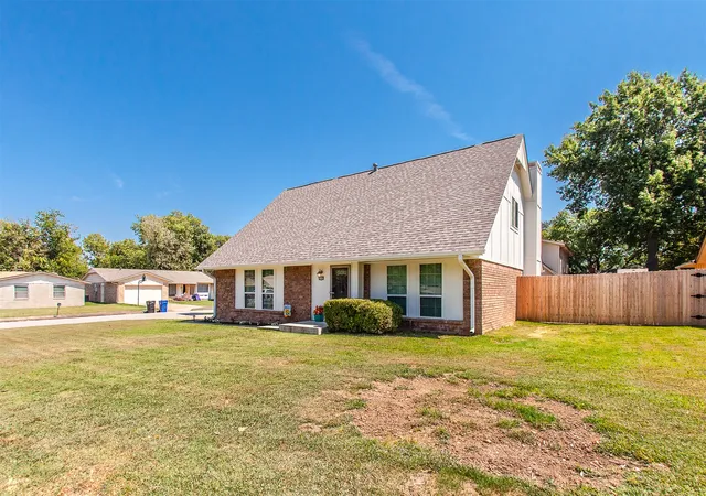 Photo 3 of Single family home for sale at 2105 S Hickory Ave, Broken Arrow, OK 74012 | MLS# 2631370 | Listing updated on 2026-09-07