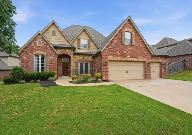 Photo 1 of Single family home for sale at 8210 S 14th Pl, Broken Arrow, OK 74011 | MLS# 2631599 | Listing updated on 2026-09-28