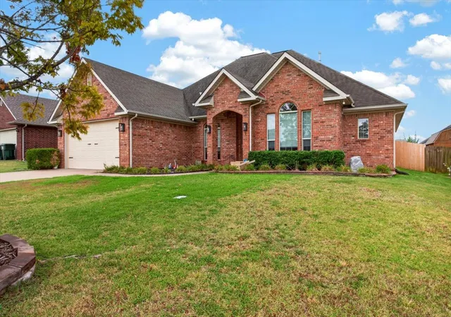 Photo 3 of Single family home for sale at 517 S Cary Pl, Muskogee, OK 74403 | MLS# 2631673 | Listing updated on 2026-10-04