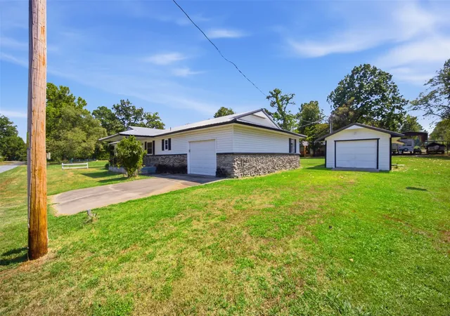 Photo 3 of Single family home for sale at 421364 E 1164 Rd, Eufaula, OK 74432 | MLS# 2631230 | Listing updated on 2026-10-06