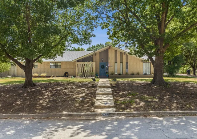 Photo 1 of Single family home for sale at 2212 Cloverleaf Pl, Ardmore, OK 73401 | MLS# 2631800 | Listing updated on 2026-08-29
