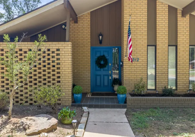 Photo 3 of Single family home for sale at 2212 Cloverleaf Pl, Ardmore, OK 73401 | MLS# 2631800 | Listing updated on 2026-08-29