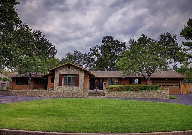 Photo 2 of Sale Pending at 2879 E 34th St, Tulsa, OK 74105 | MLS# 2631807 | Listing updated on 2026-09-02