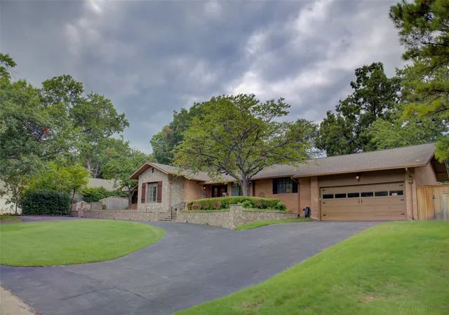 Photo 3 of Sale Pending at 2879 E 34th St, Tulsa, OK 74105 | MLS# 2631807 | Listing updated on 2026-09-02