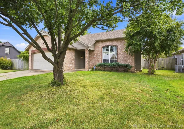 Photo 3 of Sale Pending at 474 E 142nd Place, Glenpool, OK 74033 | MLS# 2631838 | Listing updated on 2026-09-08