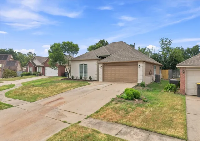 Photo 2 of Sale Pending at 1230 E 138th Pl, Glenpool, OK 74033 | MLS# 2631206 | Listing updated on 2026-08-29
