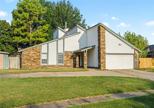 Photo 2 of Single family home for sale at 3200 S Lions Ave, Broken Arrow, OK 74012 | MLS# 2631685 | Listing updated on 2026-09-14
