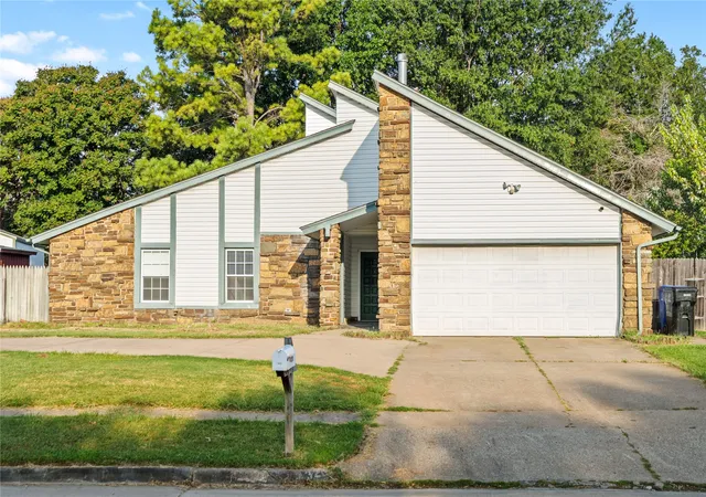 Photo 3 of Single family home for sale at 3200 S Lions Ave, Broken Arrow, OK 74012 | MLS# 2631685 | Listing updated on 2026-09-14