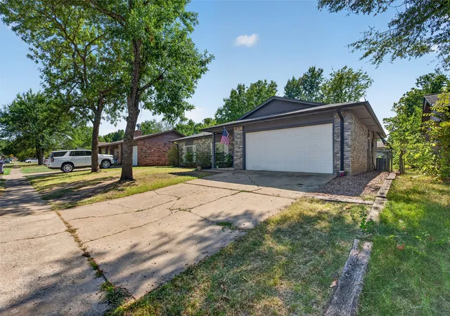 Photo 3 of Single family home for sale at 1616 S Pine Ave, Broken Arrow, OK 74012 | MLS# 2631912 | Listing updated on 2026-09-14