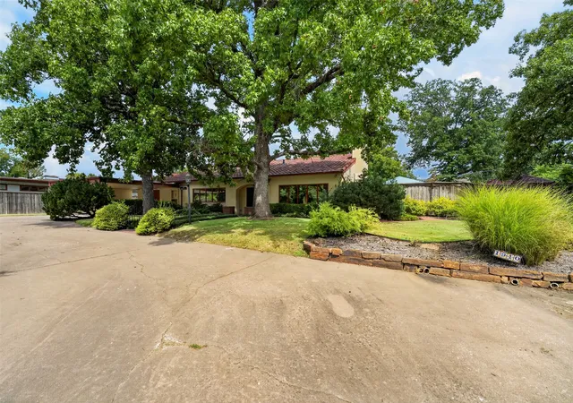 Photo 2 of Single family home for sale at 1910 Hillcrest Dr, Bartlesville, OK 74003 | MLS# 2631950 | Listing updated on 2026-08-31