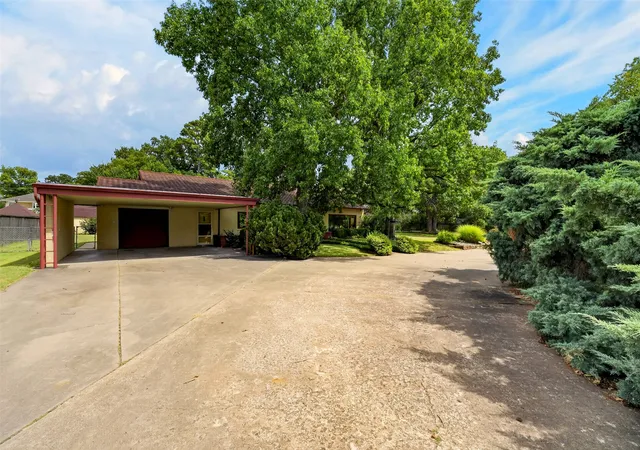 Photo 2 of Single family home for sale at 1910 Hillcrest Dr, Bartlesville, OK 74003 | MLS# 2631950 | Listing updated on 2026-08-31